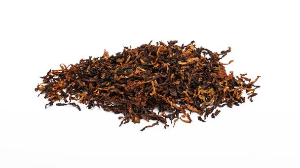 Close up stapel van kant en klare ingewreven lange grove gesneden pijp tabak mix, geïsoleerd op terwijl de achtergrond, hoge hoek uitzicht - Foto, afbeelding