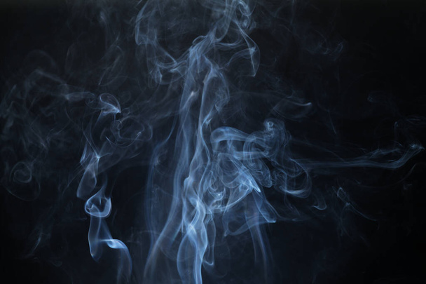 Bewegung Farbe Rauch Mädchen schwarz Hintergrund mit Kopierraum. - Foto, Bild