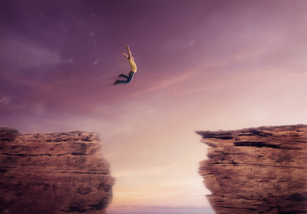 Jeune homme sautant d'une falaise
 - Photo, image
