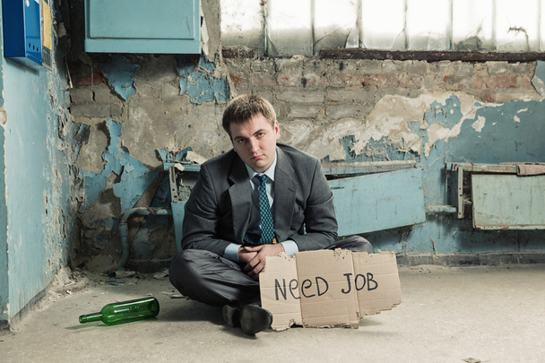 Povero uomo d'affari in possesso di segno chiedendo lavoro
 - Foto, immagini