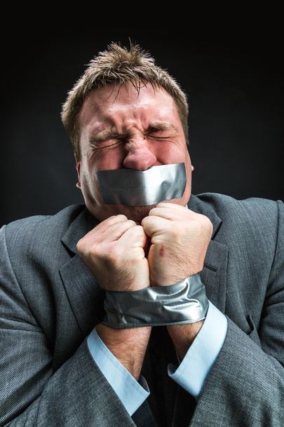 Человек с закрытым ртом маскирующей лентой
 - Фото, изображение