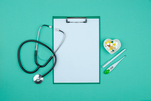 Ιατρική έννοια της υγειονομικής περίθαλψης, κλινική εξέταση, διδακτορικό αξεσουάρ. Καθαρότητα, λευκό, πράσινο και μπλε χρώμα, επίπεδη lay. αντίγραφο  - Φωτογραφία, εικόνα