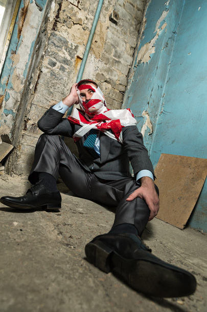 Homem com fita adesiva descascada sobre o corpo
 - Foto, Imagem