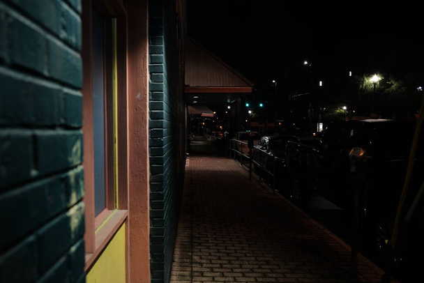 Αυτή είναι μια φωτογραφία από το πεζοδρόμιο στο κέντρο της Λουιζιάνα τη νύχτα.. - Φωτογραφία, εικόνα