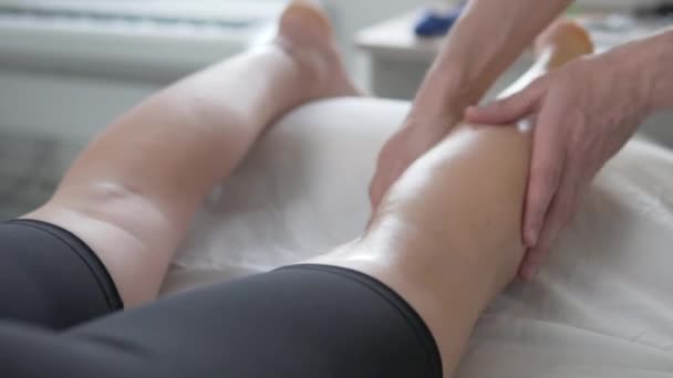 Close-up da massagem perna atletas após a competição - Filmagem, Vídeo