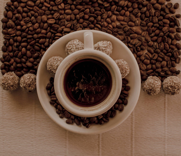 コーヒーとキャンディーのマグカップ - 写真・画像