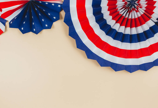 Décorations pour le 4 juillet jour de l'indépendance américaine, drapeau, bougies, pailles, éventails en papier. Décorations de vacances USA sur fond beige, vue de dessus, plan plat - Photo, image