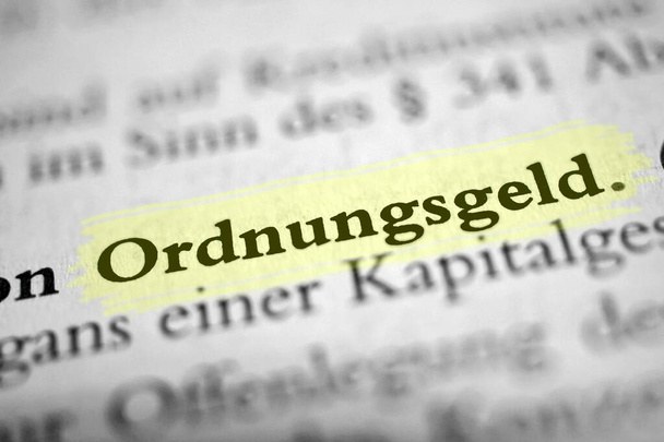 Ordnungsgeld to niemieckie słowo oznaczające grzywnę administracyjną - zaznaczone na żółto  - Zdjęcie, obraz