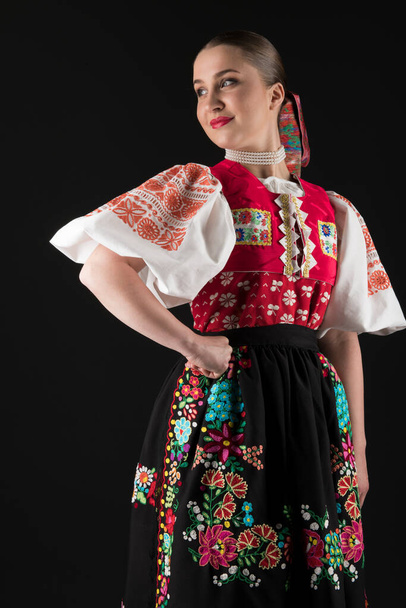 Gyönyörű nő a hagyományos szlovák folklór jelmez pózol a stúdióban  - Fotó, kép