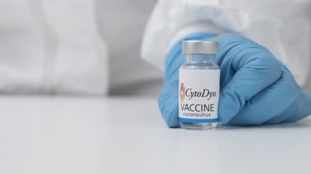 CytoDyn vaccine against coronavirus and syringe for injection in health worker hand in rubber gloves and protective suit, April 2021, San Francisco, USA - Filmagem, Vídeo