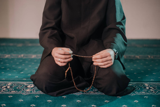Muzułmanin modli się i czyta Koran w meczecie - Zdjęcie, obraz