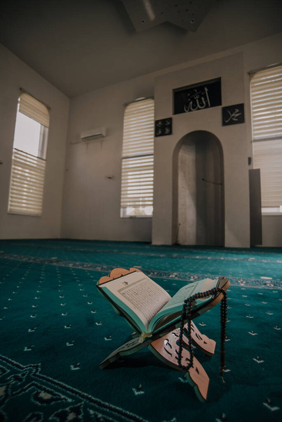 Homem muçulmano orando e lendo o Alcorão na mesquita - Foto, Imagem