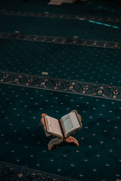 Uomo musulmano che prega e legge il Corano in moschea - Foto, immagini