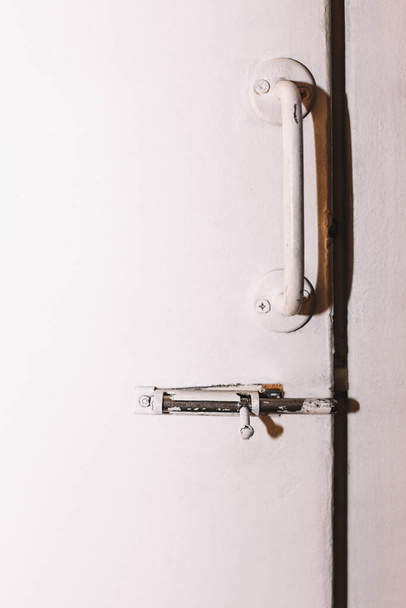 Белая дверь с защелкой из кладовой - Фото, изображение