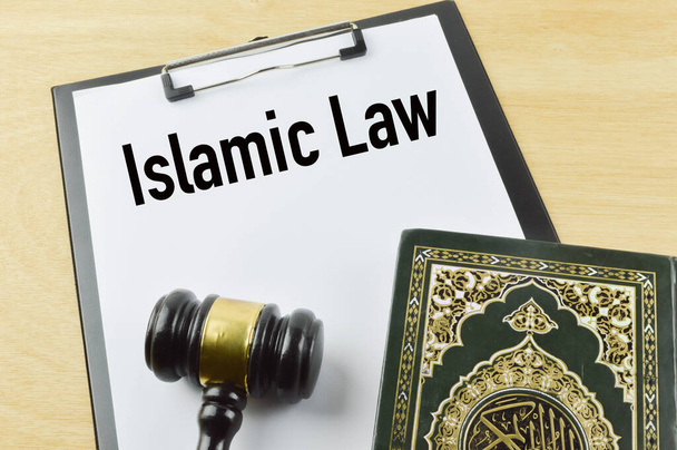 Widok z góry święty Koran, Sędzia młotek i biały papier napisany z ISLAMIC LAW. - Zdjęcie, obraz