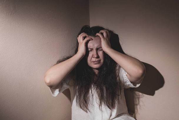 Şiddetli depresyon ve anksiyeteden muzdarip genç kadın, covid-19 sonrası psikiyatrik sorun - Fotoğraf, Görsel