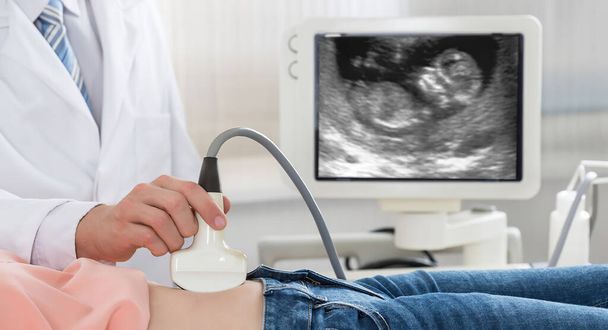 Arzttermin beim Frauenarzt zum Ultraschall - Foto, Bild