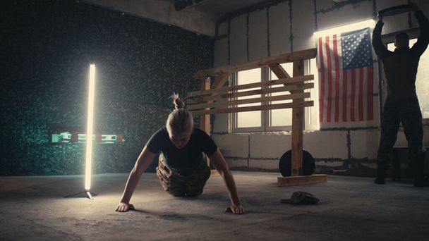 Soldaten aan het trainen in grungy gym - Foto, afbeelding