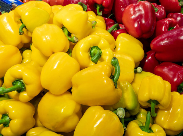 Rote und gelbe Paprika in einer Schachtel auf der Ladentheke. Gemüseabteilung im Supermarkt. - Foto, Bild