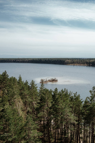 A vertical shot of a beautiful landscape of Labanoras regional park in Kamuze, Lithuania - Foto, Imagen