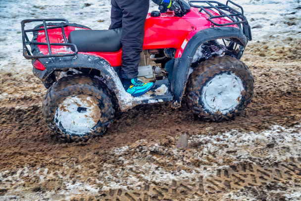 Οδηγώντας Quad ATV μέσα από λάσπη, τουριστικά extreme motor sports, εξερεύνηση έννοια. Κάποια κίνηση θολώνει το παρόν. - Φωτογραφία, εικόνα