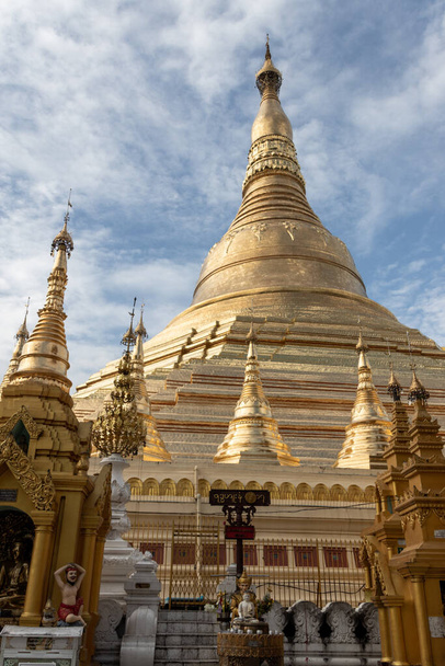 Shwedagon Paya pagoda Myanmar heiliger Ort und Wahrzeichen. Yangon, Myanmar - Foto, Imagen