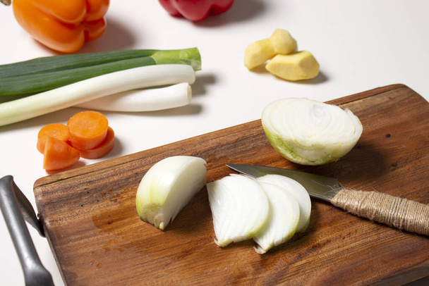 Raw onions on cutting board - Zdjęcie, obraz