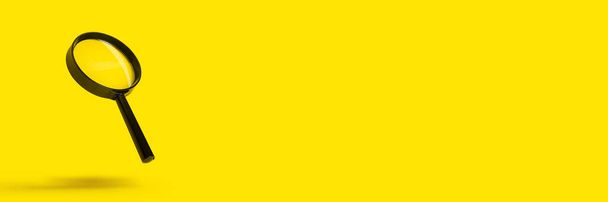 lupa lupa lupa lupa búsqueda vuela se eleva sobre fondo amarillo. Banner. - Foto, Imagen