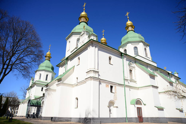 KYIV, UKRAINE - APRIL 5, 2019: Green And Golden Domes Of St. Sophia's Cathedral in the Sofiivska square Kiev, Ukraine - Fotografie, Obrázek