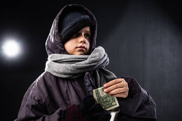 Obdachlose Bettlerjunge Winter Menschen kalt Person. einsame Stadt - Foto, Bild