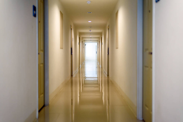 διάδρομο στο διαμέρισμα, πόρτα δωμάτια σε dorm - Φωτογραφία, εικόνα