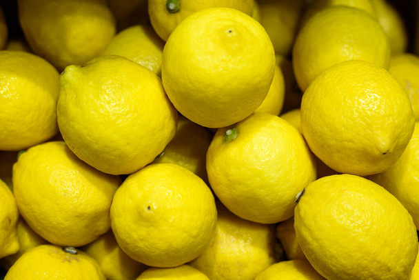 limón amarillo en la venta de caja de lana en el mercado fresco - Foto, Imagen