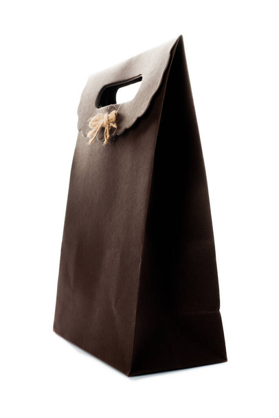 Beyaz arka planda izole edilmiş saplı alışveriş torbası. Tasarım için maket. Kahverengi renk. - Fotoğraf, Görsel