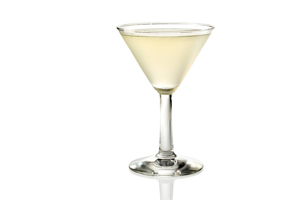 Cocktail Daiquiri in vetro Martini isolato su sfondo bianco, spazio copia - Foto, immagini