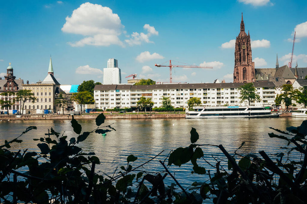 Frankfurt, Niemcy - sierpień 22,2015: Widok na katedrę św. Bartłomieja we Frankfurcie nad Menem, Niemcy  - Zdjęcie, obraz