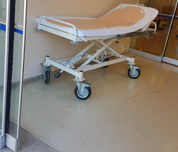Tragebett vor der Tür des Krankenhauses für Patienten - Foto, Bild