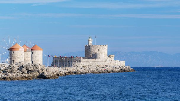 Довгий експозиційний знімок форту Святого Миколая в місті Роудс на історичному грецькому острові. Фортеця закрита для туристів і використовується як маяк. - Фото, зображення
