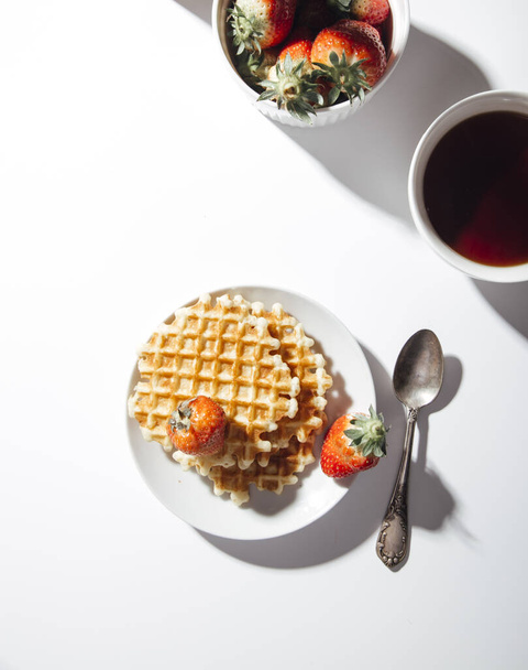ベルギー産ワッフルとベリーのおいしい朝食 - 写真・画像