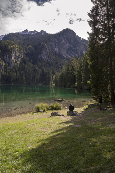 betekintés és részletek az olaszországi Tovel-tóról Trentino Alto Adige városában - Fotó, kép
