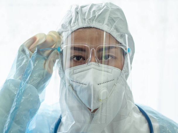 woman doctor in PPE (Personal Protective Equipment) for working in Covid19 ward and treatment hight risk case - 写真・画像