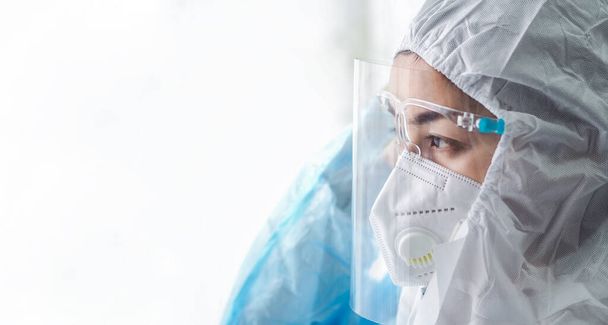 woman doctor in PPE (Personal Protective Equipment) for working in Covid19 ward and treatment hight risk case - Foto, Bild