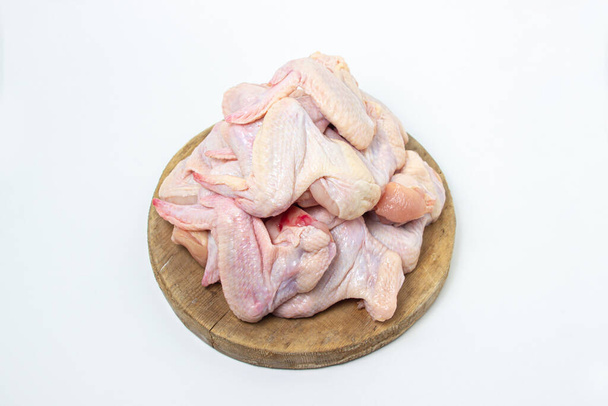 Alitas de pollo crudas sobre un fondo blanco. Carne fresca de pollo. Dieta saludable. Montón de alitas de pollo crudas - Foto, Imagen