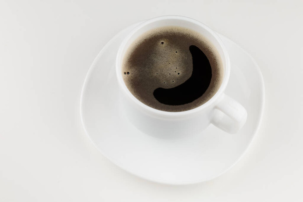 Bebida de café em uma xícara branca em um fundo branco - Foto, Imagem
