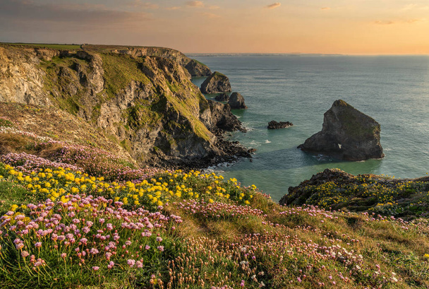 Ohromující obraz krajiny během zlaté hodiny na pobřeží Cornwallu v Bedruthan Steps - Fotografie, Obrázek