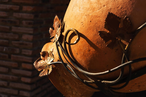 staré hliněné hrnce v Akhaltsikhe. džbány s vínem v Rabatské pevnosti. historické místo v Gruzii - Fotografie, Obrázek