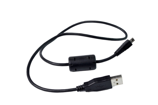 Μαύρο καλώδιο USB για κάμερα dslr που απομονώνεται σε λευκό φόντο - Φωτογραφία, εικόνα
