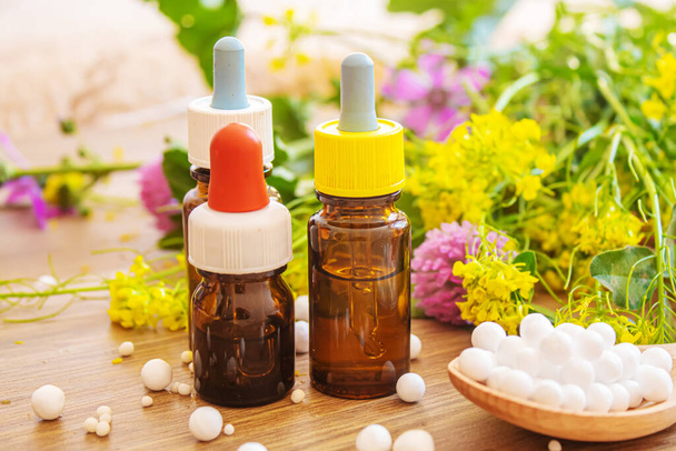 Şifalı bitkiler, küçük şişelerdeki yağlar homeopati. Seçici odaklanma. Doğa - Fotoğraf, Görsel