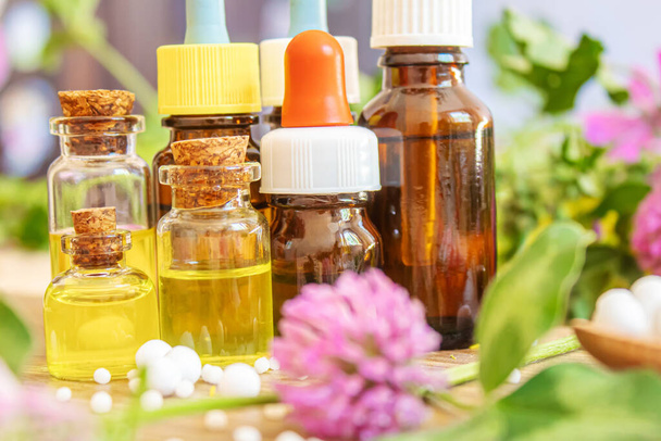 zioła lecznicze, olejki w małych butelkach homeopatia. selektywne fokus.nature - Zdjęcie, obraz