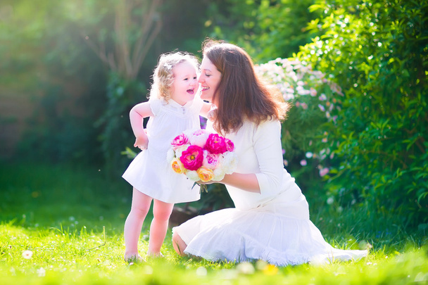 szczęśliwą matką i córką w ogrodzie - Zdjęcie, obraz