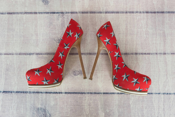 chaussures à talons hauts pour femmes rouges sur un fond en bois. - Photo, image